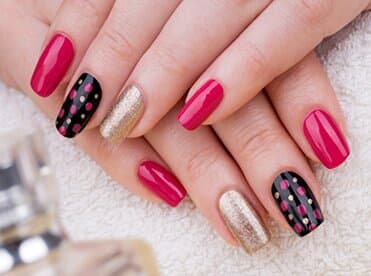 Regular Manicure con diseño negro y dorado